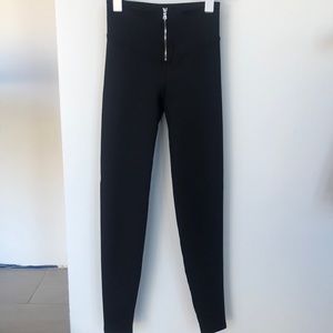 Heroinesport full length legging with zipper detail in black.
